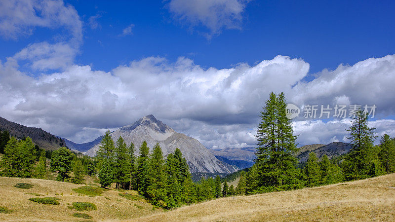 夏伯顿山(Mont Chaberton)位于Montgenèvre山的意大利一侧，位于苏萨山谷(Val di Susa)上的一条小径上。意大利北部山麓,